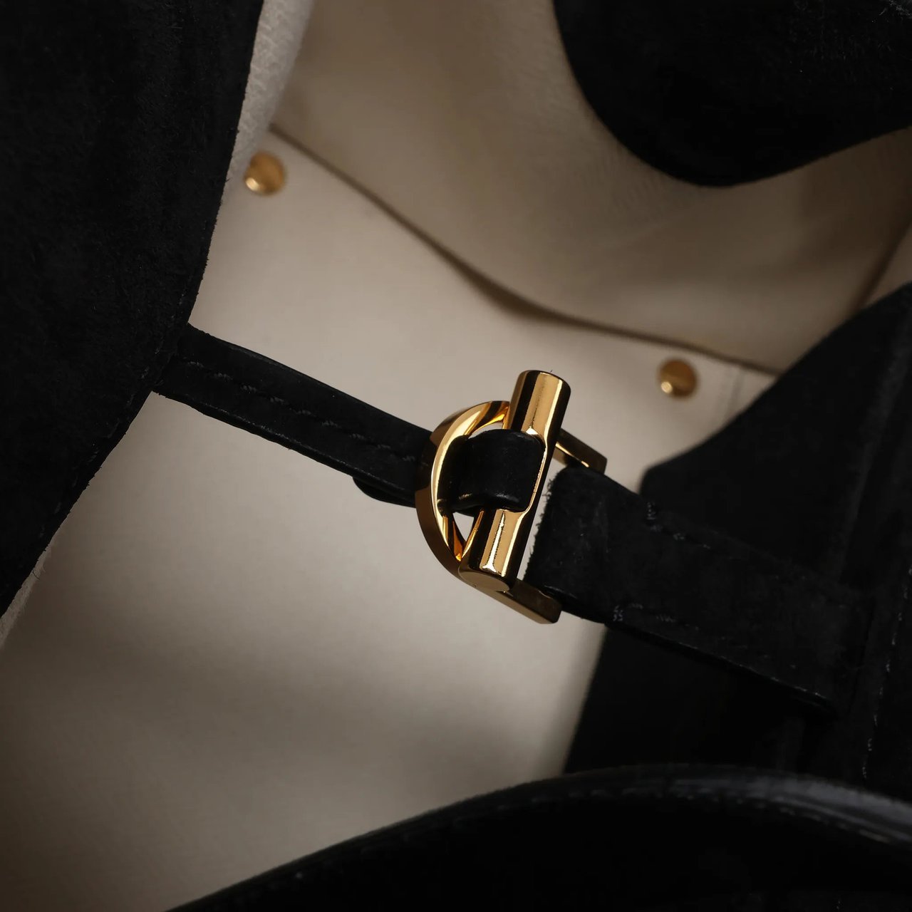 The Row The Row Soft Margaux 10 Suede 2Way Handbag in Black Zwart