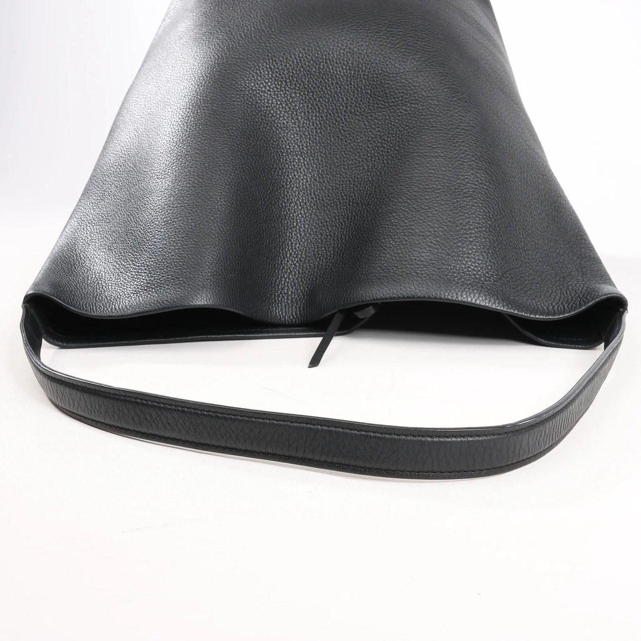 The Row The Row Park Tote Medium Leather Shoulder bag in Black Zwart