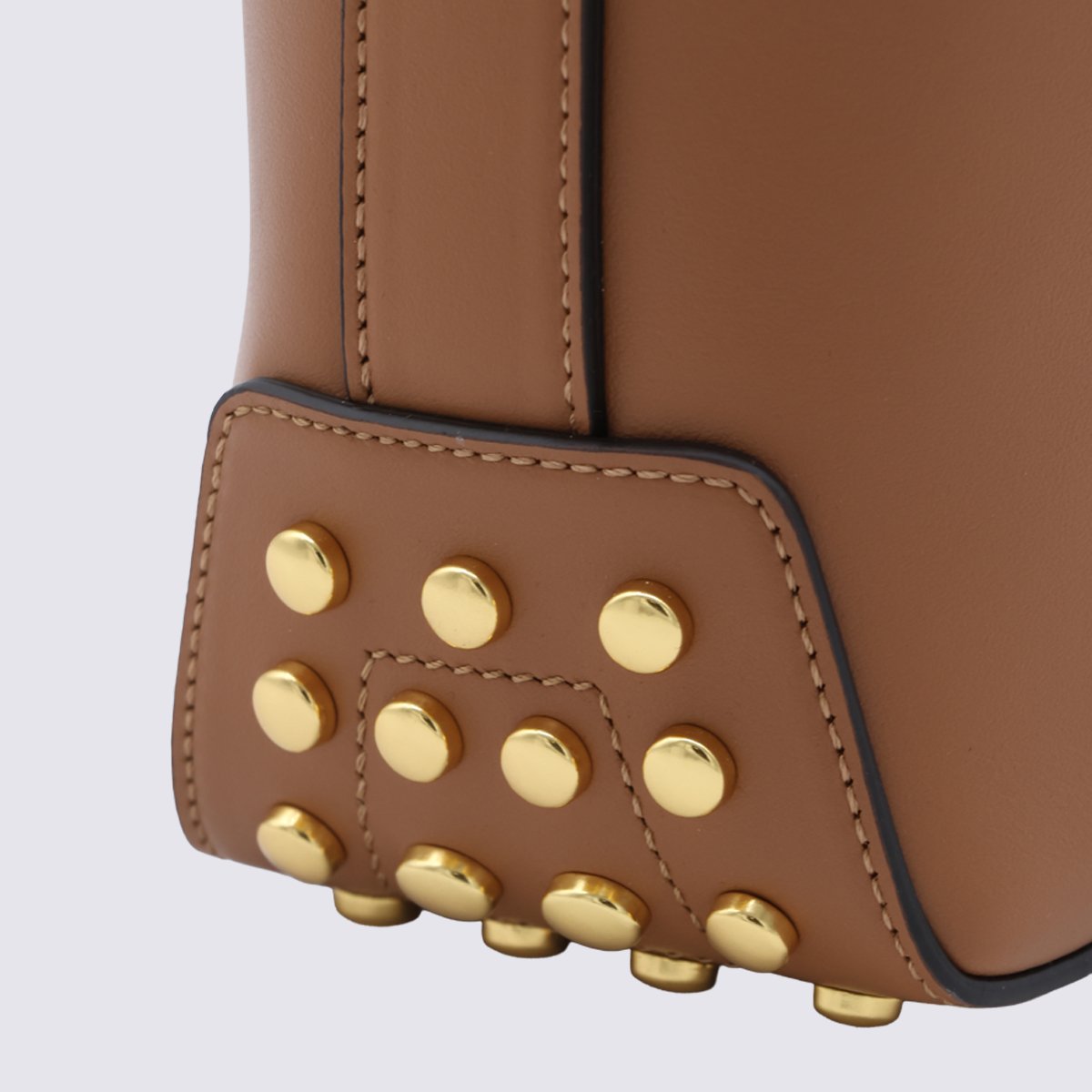 Tod's Structured Handbag with Smooth Finish and Gold-tone Accents Bruin