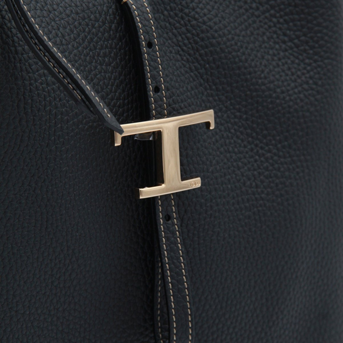 Tod's Pebbled Leather Shoulder Bag with T-Shaped Clasp Zwart