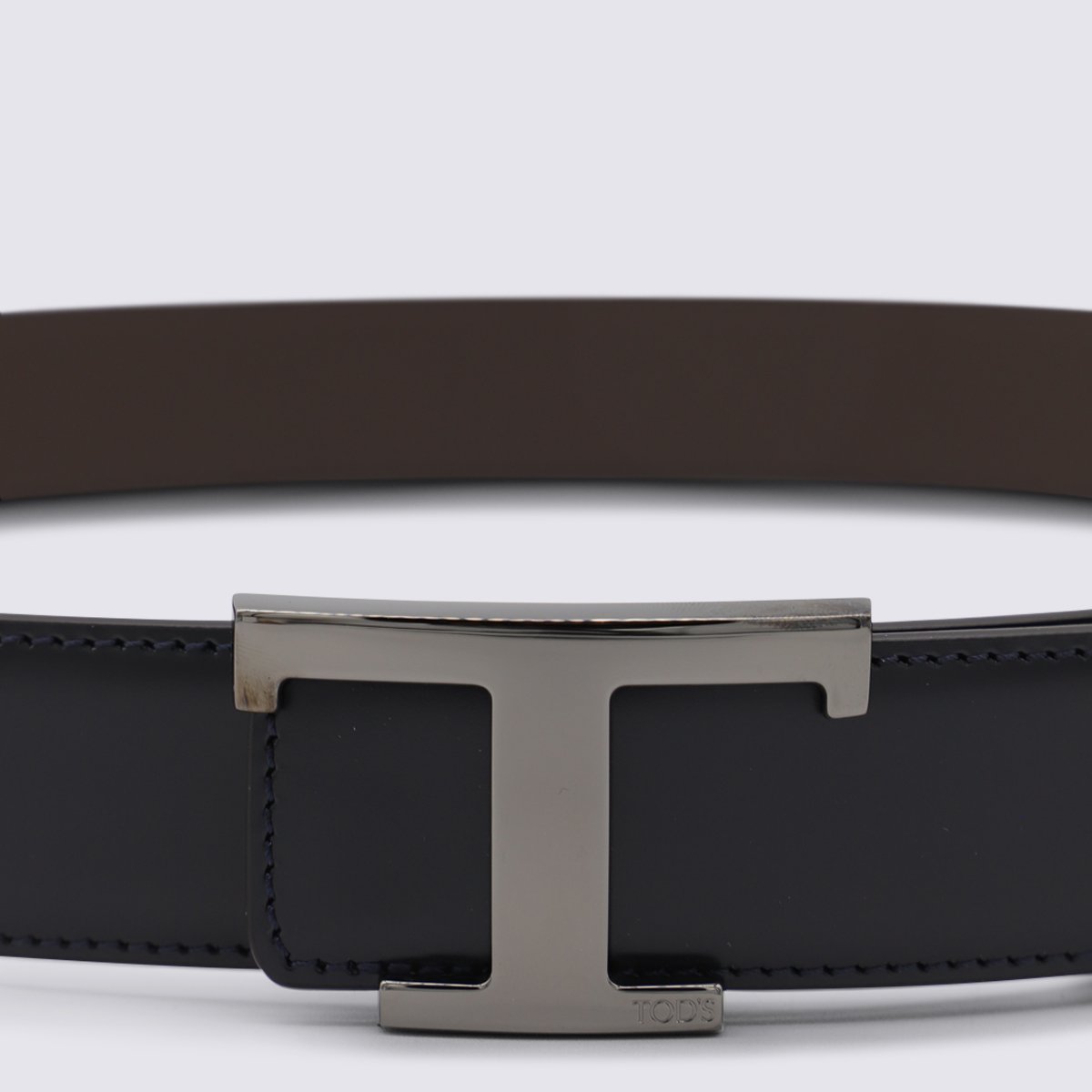 Tod's Black Leather Belt with Polished 'T' Buckle Zwart
