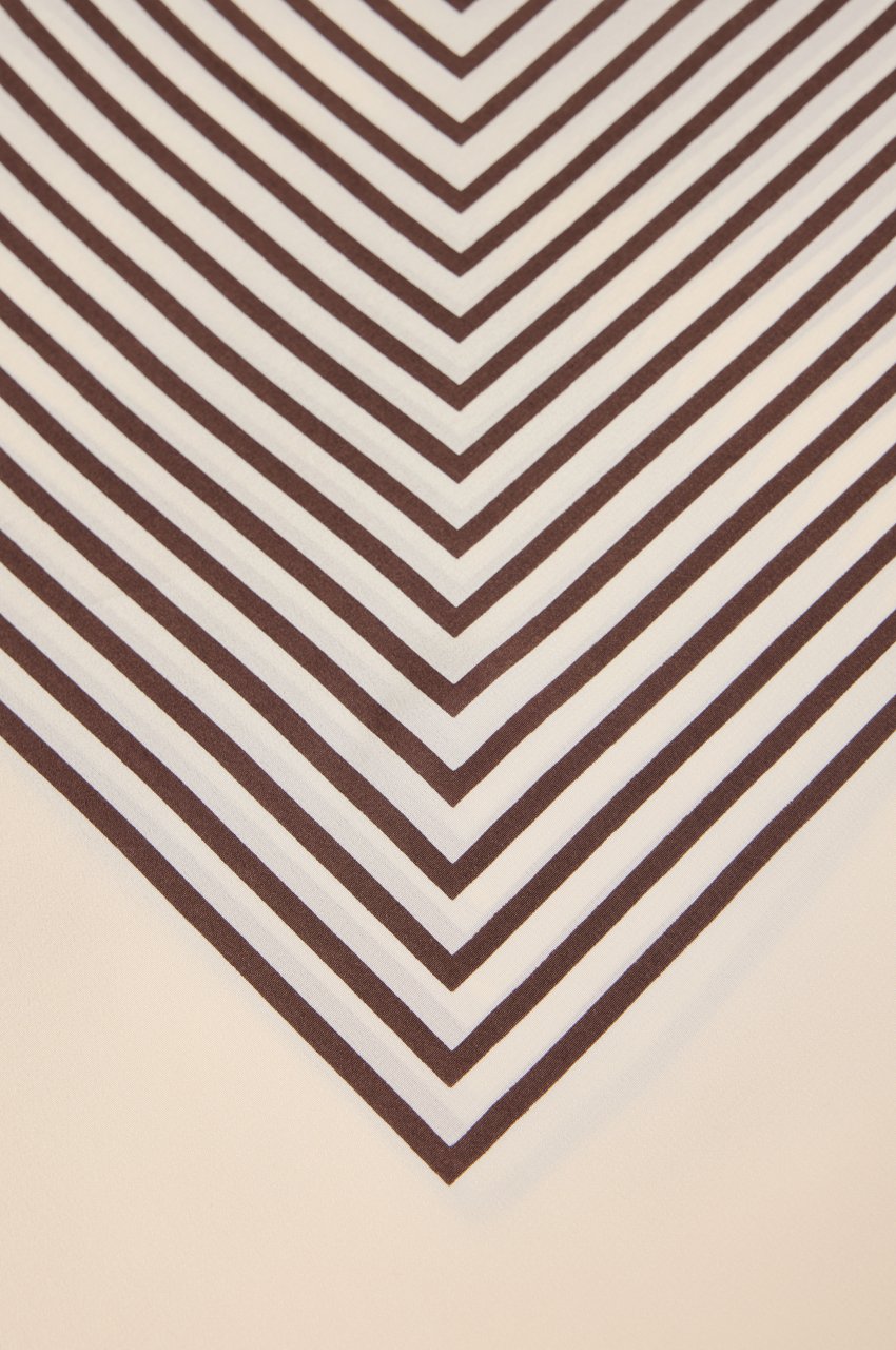 Toteme Silk macadamia scarf with geometric pattern Neutraal