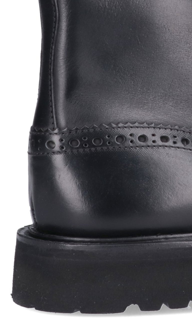 Tricker's Classic Brogue Lace-Up Black Leather Boots Zwart