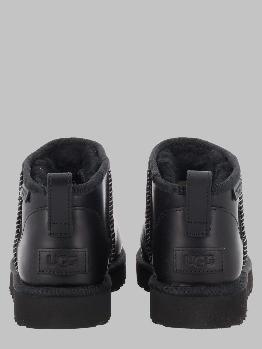 UGG Matte Black Flats with Rounded Toe and Subtle Stitching Zwart