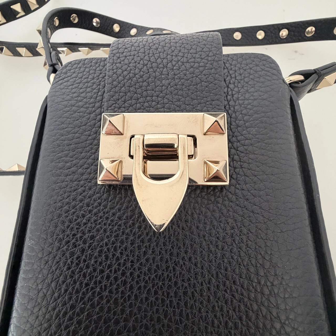 Valentino Garavani Rockstud Phone Case Leather Black / Very Good Zwart