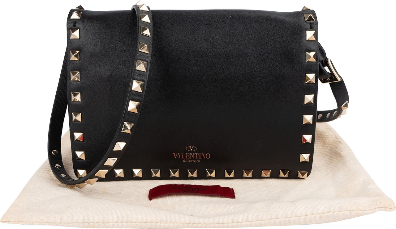 Valentino Valentino Garavani Rockstud Flap Crossbody Bag Zwart