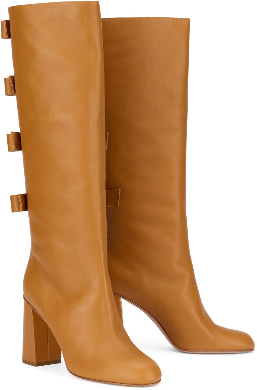 Valentino High camel-colored boot with elegant heel. Neutraal