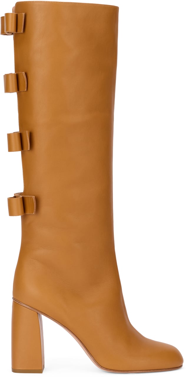 Valentino High camel-colored boot with elegant heel. Neutraal
