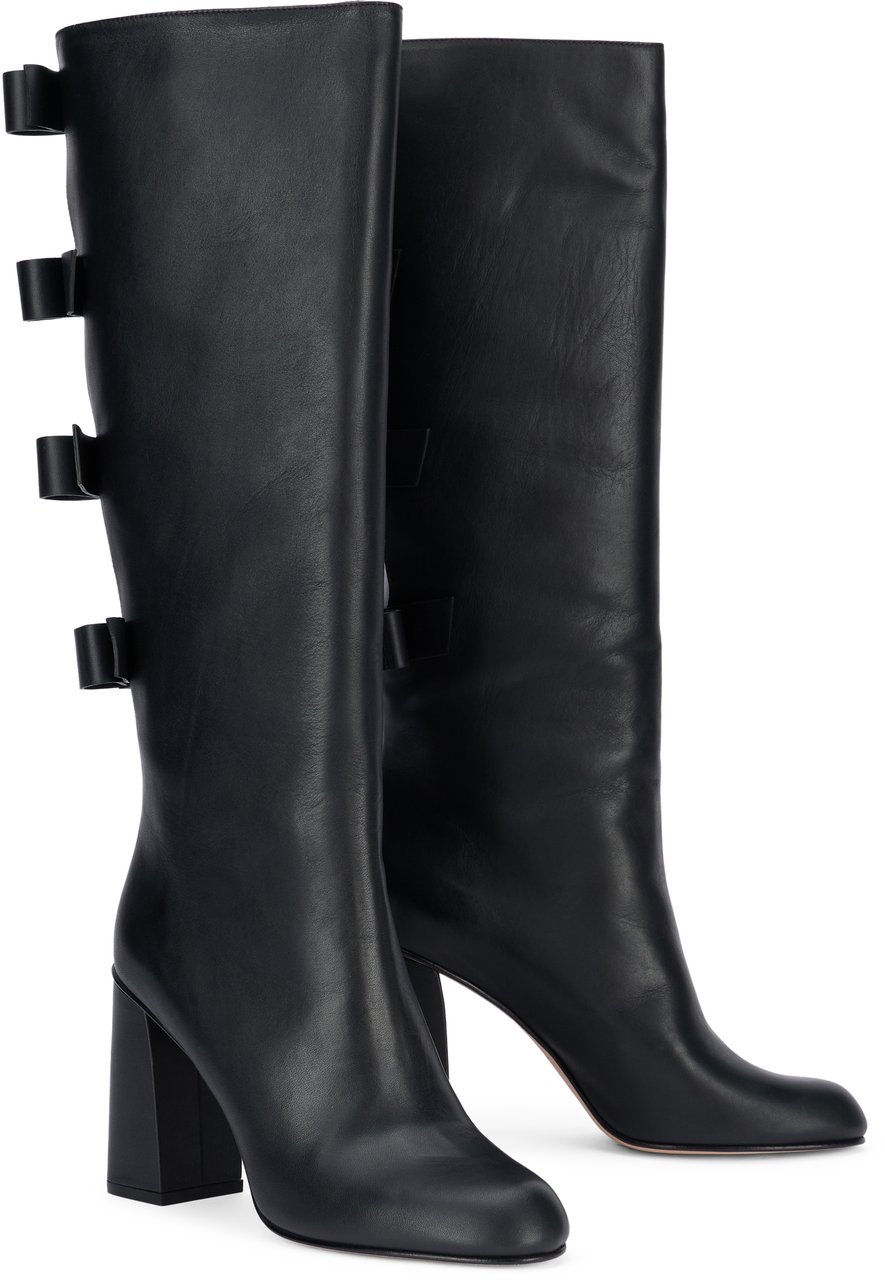 Valentino Ankle boot in black color with heel, elegant and minimalist design. Zwart