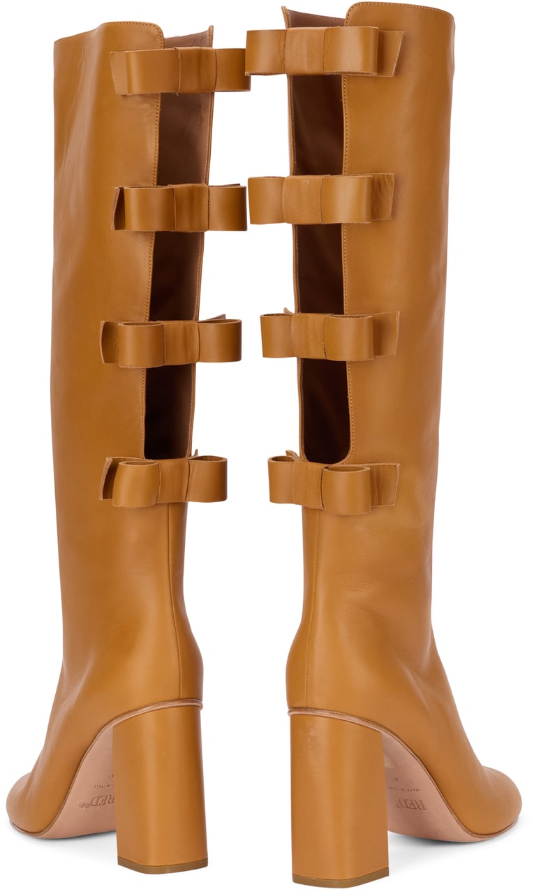 Valentino High camel-colored boot with elegant heel. Neutraal