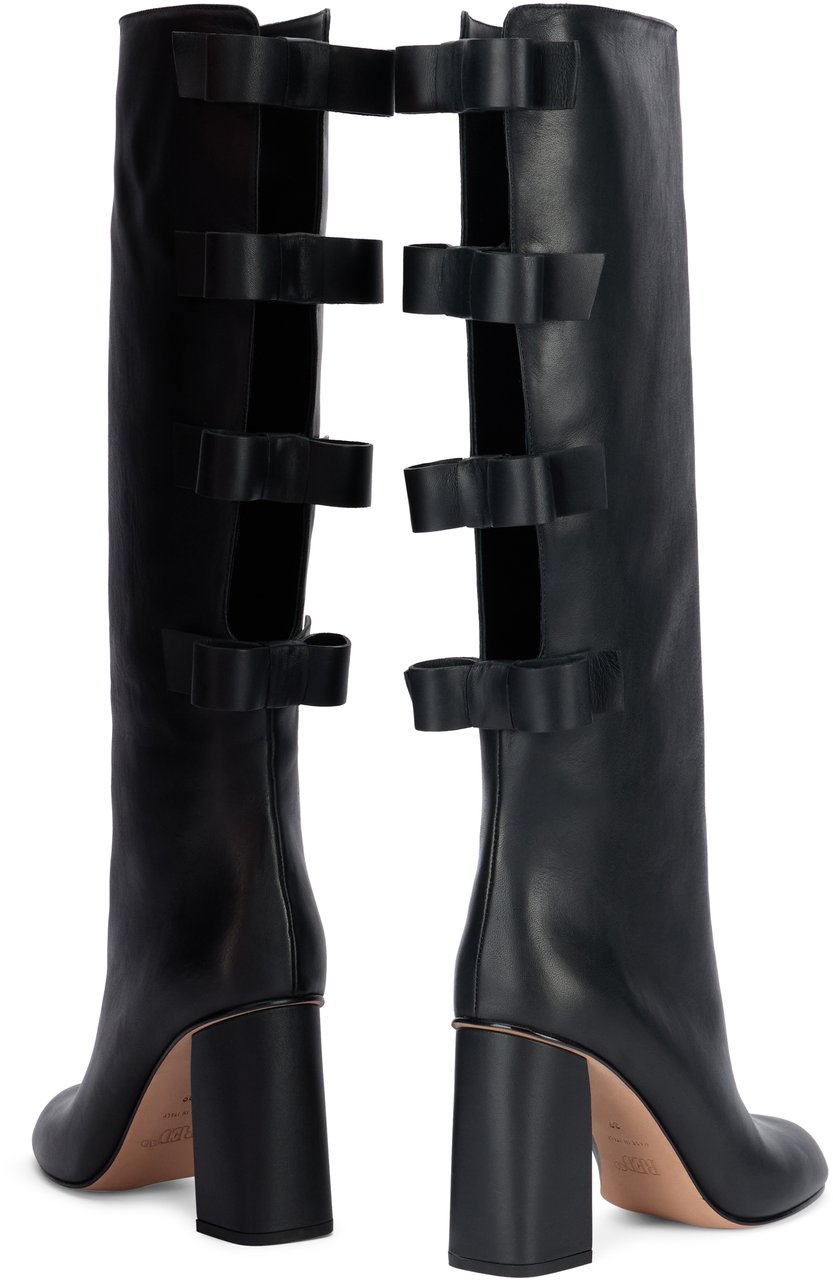 Valentino Ankle boot in black color with heel, elegant and minimalist design. Zwart