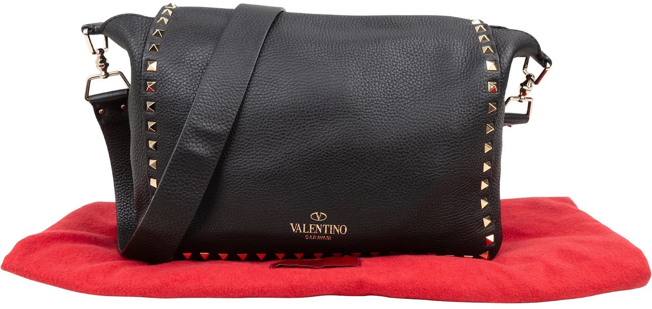 Valentino Valentino Garavani Grained Leather Rockstud Crossbody Bag Zwart