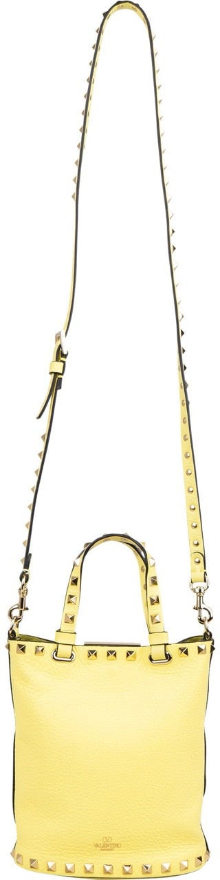 Valentino Garavani Grained Calfskin Rockstud Small Bucket Handbag Geel