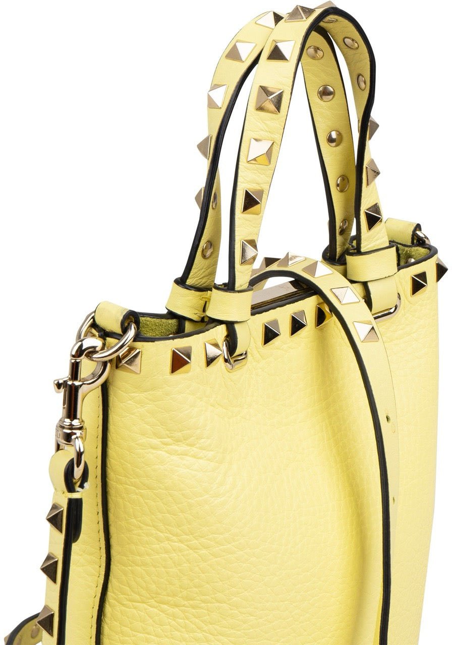 Valentino Garavani Grained Calfskin Rockstud Small Bucket Handbag Geel