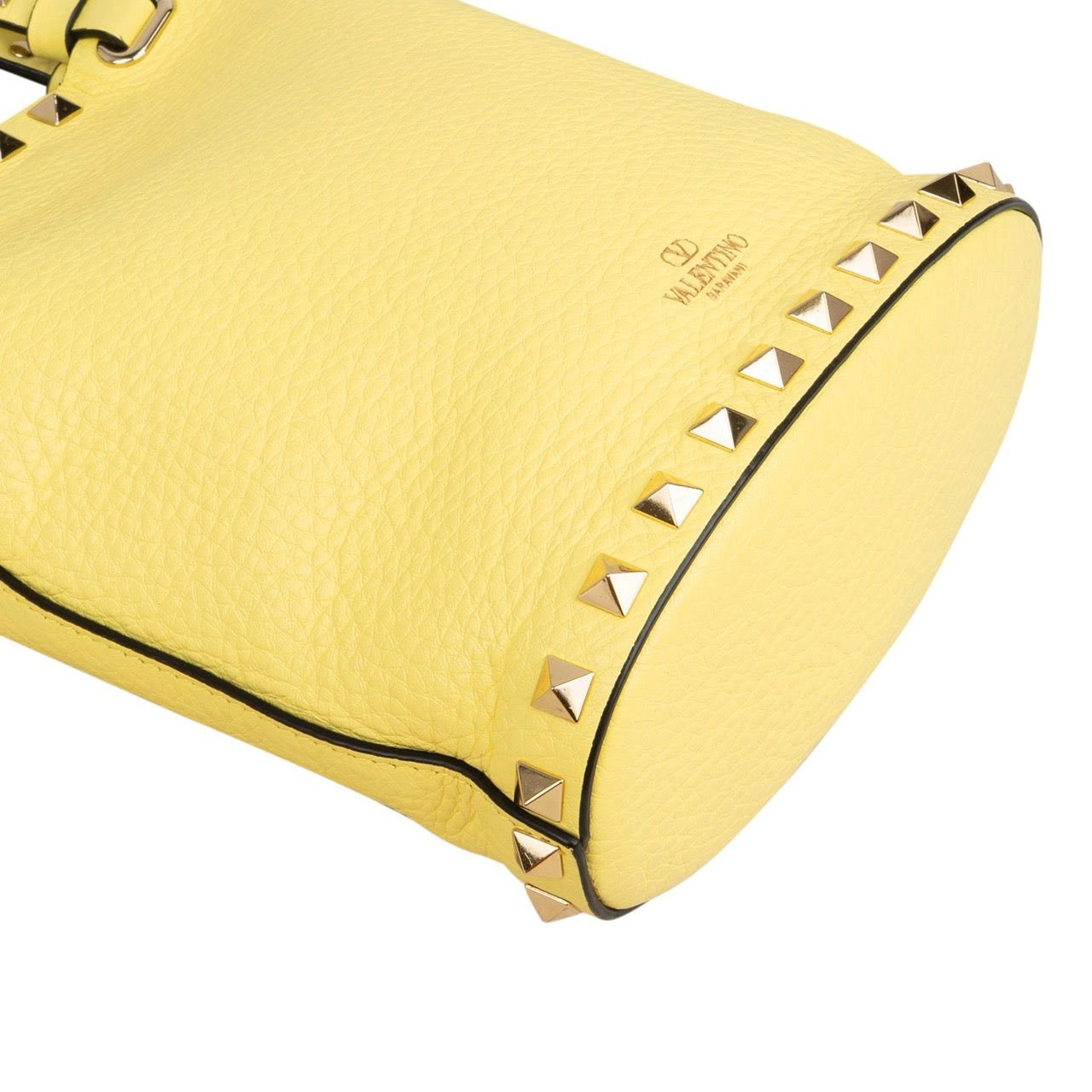 Valentino Garavani Grained Calfskin Rockstud Small Bucket Handbag Geel