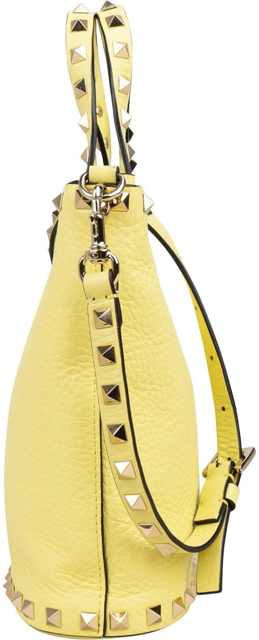 Valentino Garavani Grained Calfskin Rockstud Small Bucket Handbag Geel