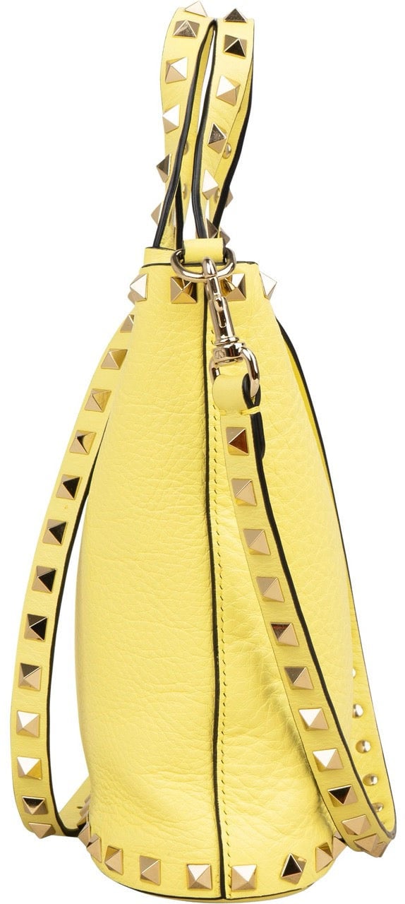 Valentino Garavani Grained Calfskin Rockstud Small Bucket Handbag Geel