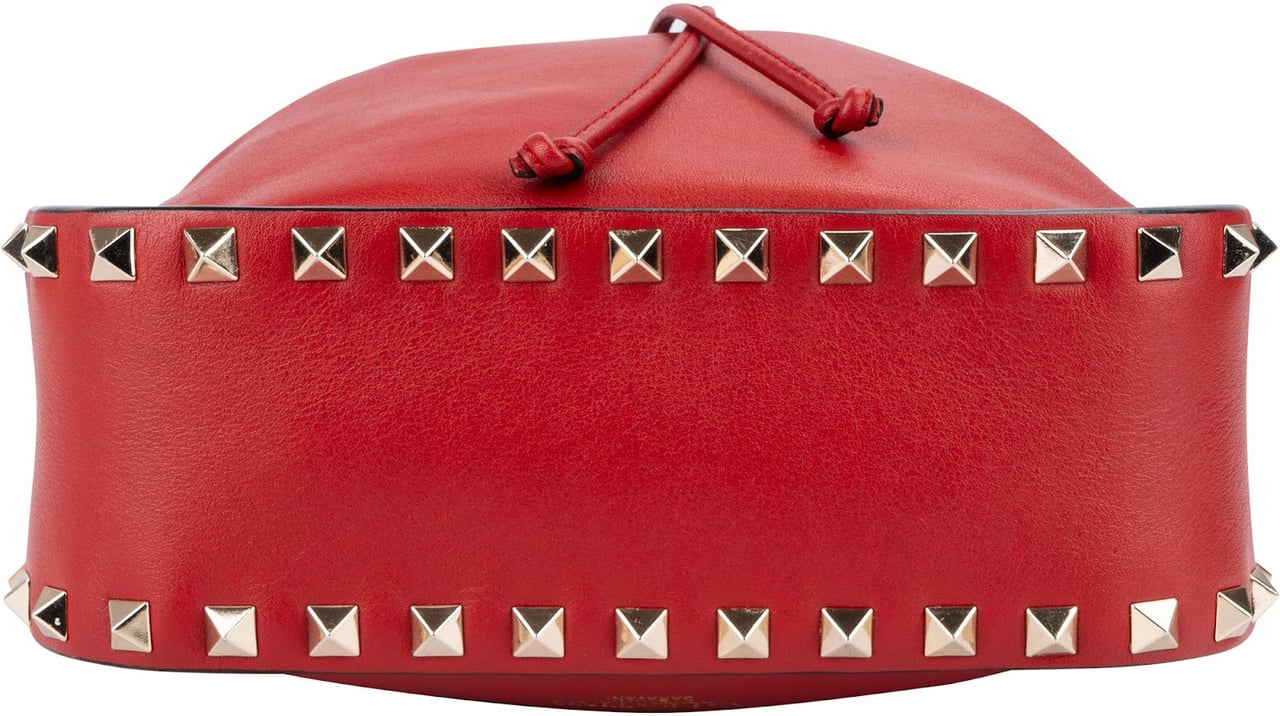 Valentino Garavani Red Leather Rockstud Bucket Crossbody Bag Rood