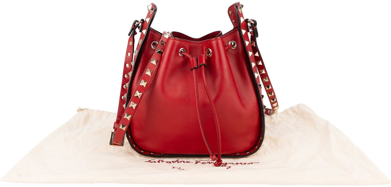 Valentino Garavani Red Leather Rockstud Bucket Crossbody Bag Rood