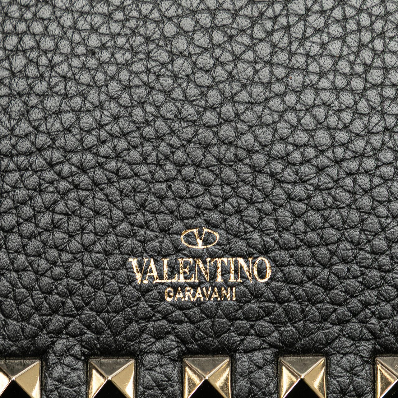 Valentino Pebbled Calfskin Rockstud Chain Wallet Zwart