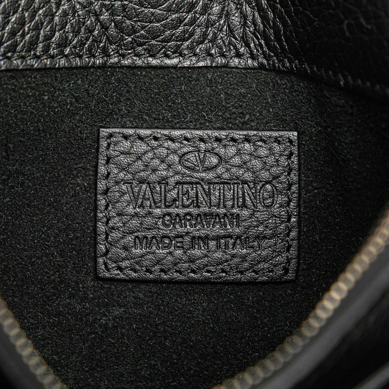 Valentino Pebbled Calfskin Rockstud Chain Wallet Zwart