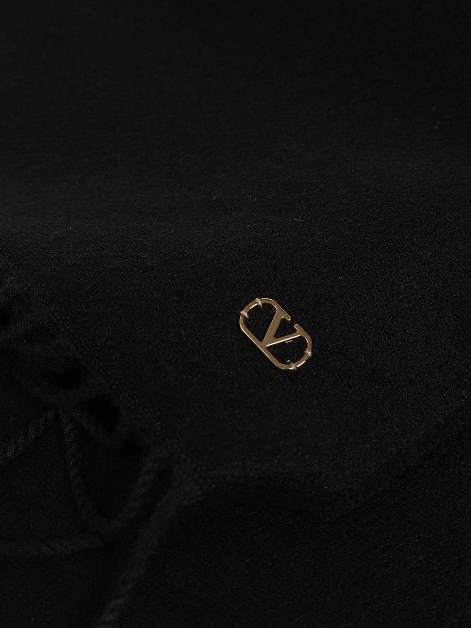 Valentino Fringed Black Cashmere Scarf with Gold-Tone Detail Zwart