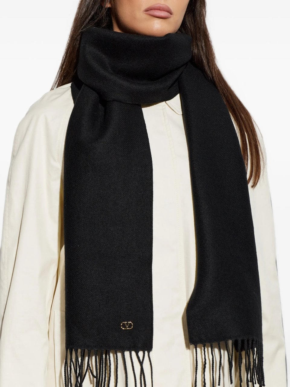 Valentino Fringed Black Cashmere Scarf with Gold-Tone Detail Zwart