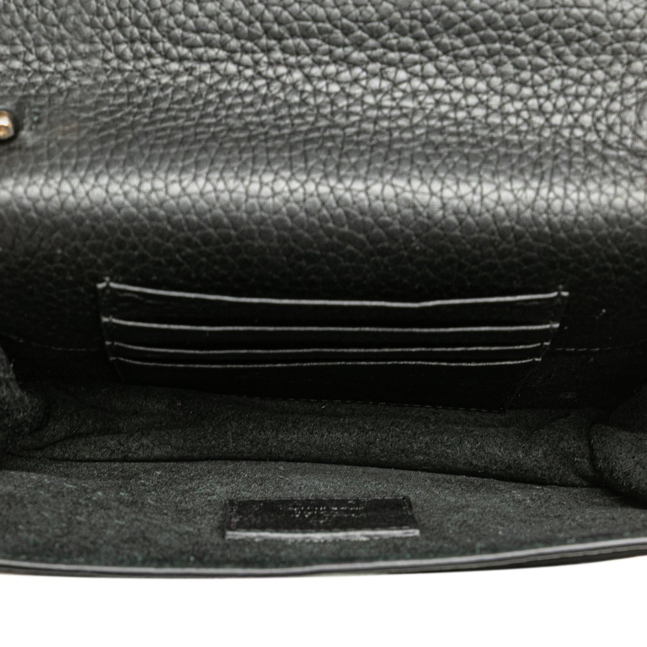 Valentino Pebbled Calfskin Rockstud Envelope Wallet on Chain Zwart