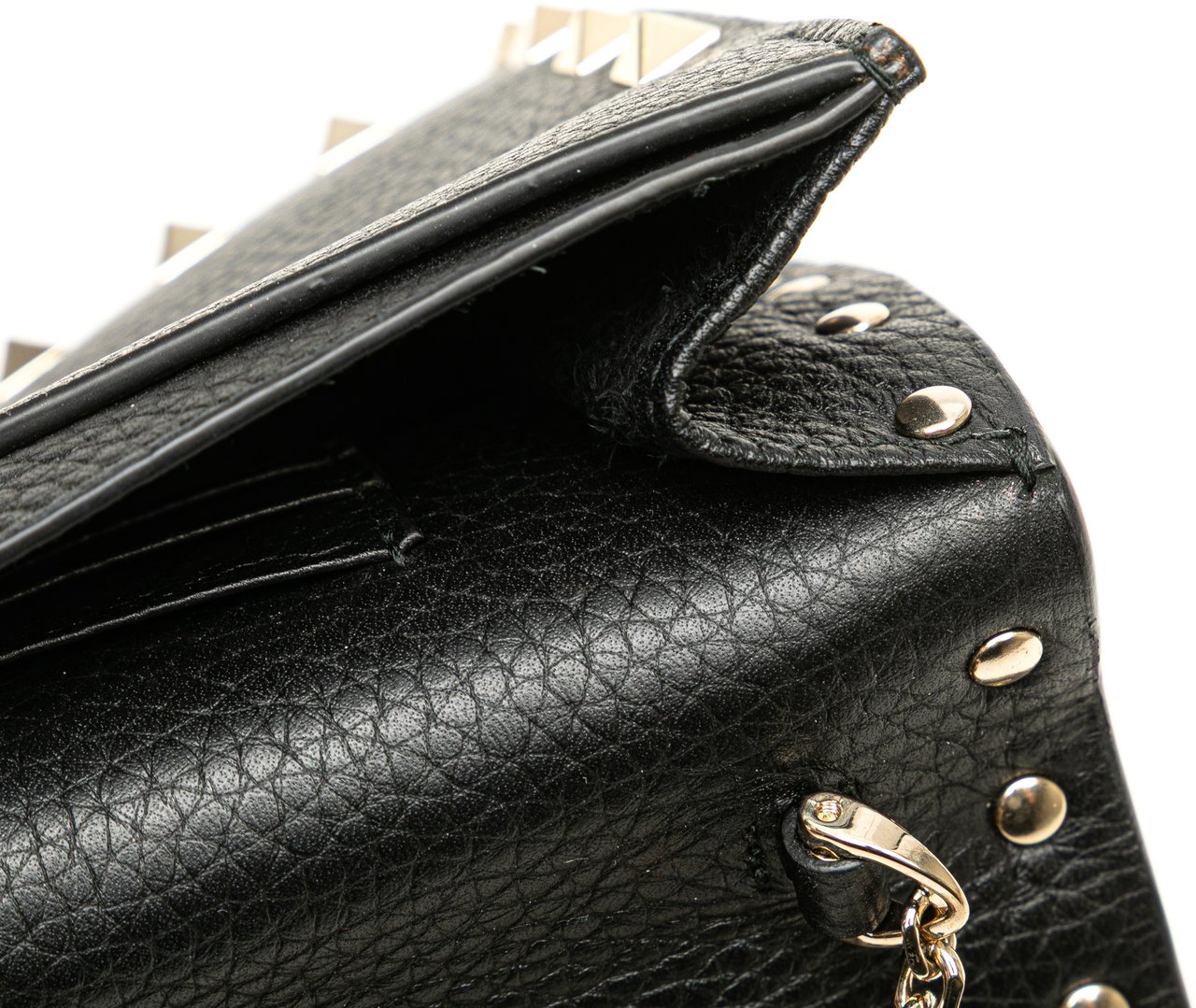Valentino Pebbled Calfskin Rockstud Envelope Wallet on Chain Zwart