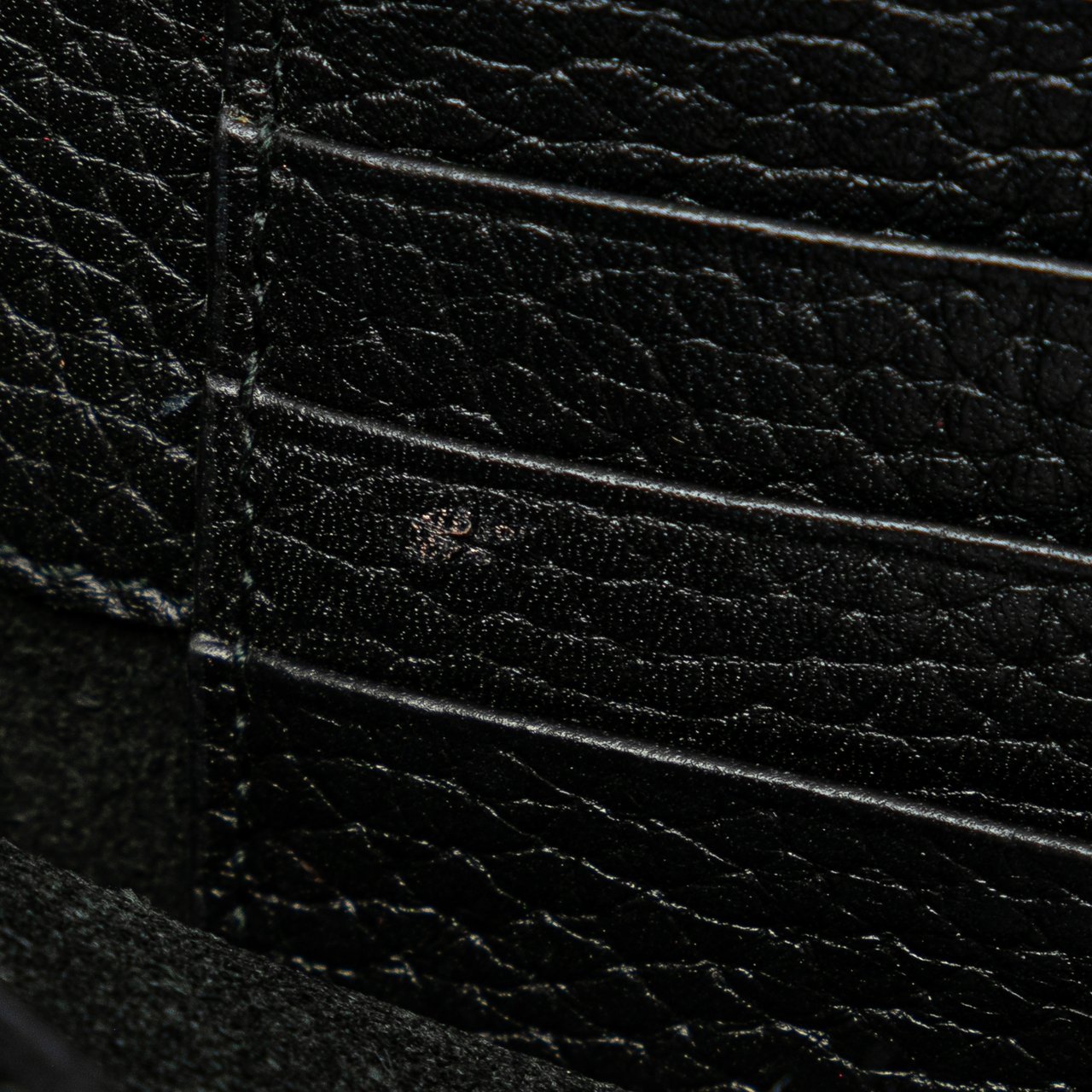 Valentino Pebbled Calfskin Rockstud Envelope Wallet on Chain Zwart