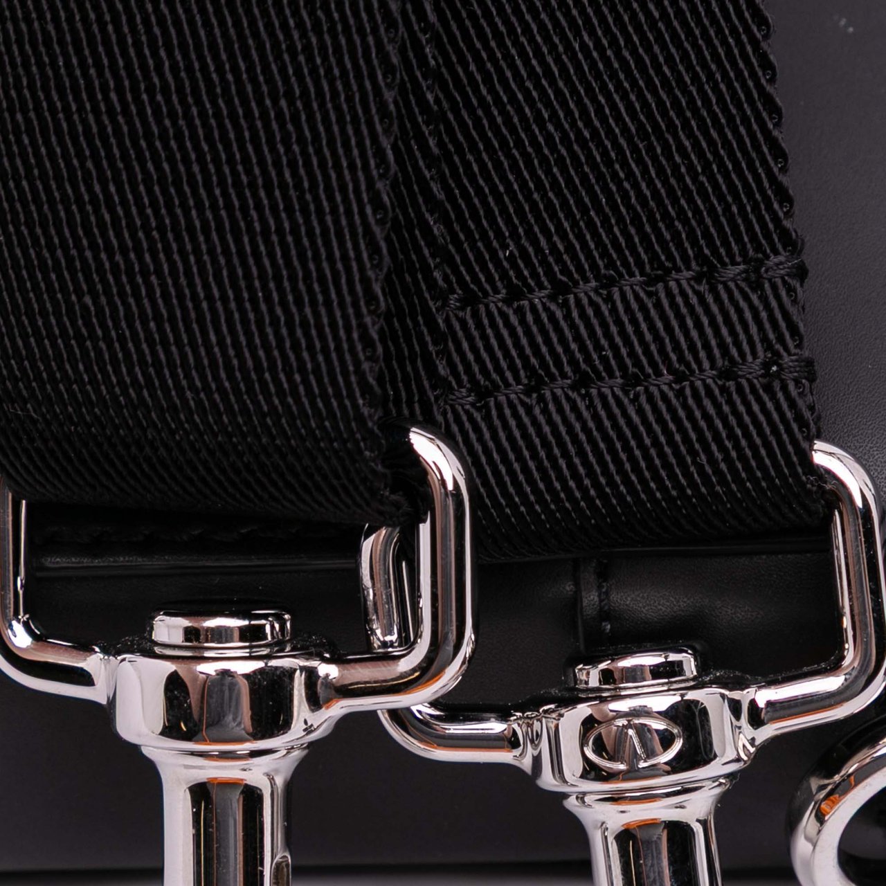 Valentino Small Leather VLTN Crossbody Zwart