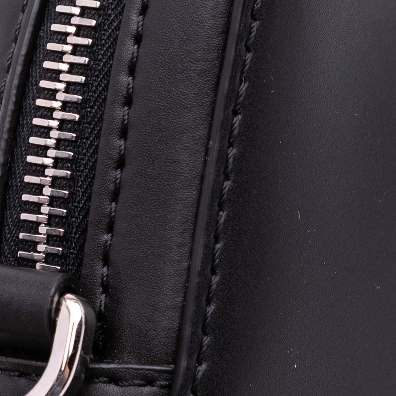 Valentino Small Leather VLTN Crossbody Zwart