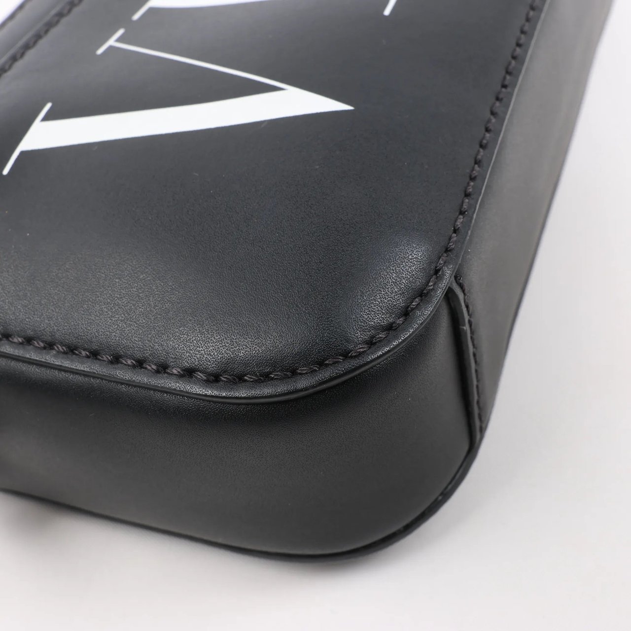 Valentino Garavani Valentino Garavani VLTN Leather Shoulder Bag in Black Zwart