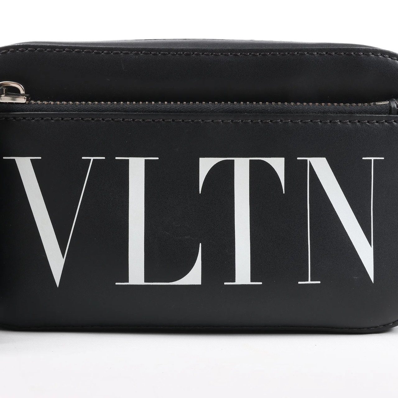 Valentino Garavani Valentino Garavani VLTN Leather Shoulder Bag in Black Zwart