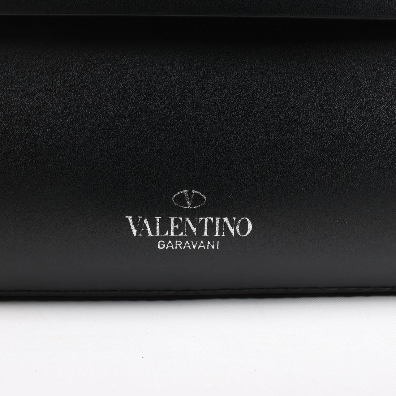 Valentino Garavani Valentino Garavani VLTN Leather Shoulder Bag in Black Zwart