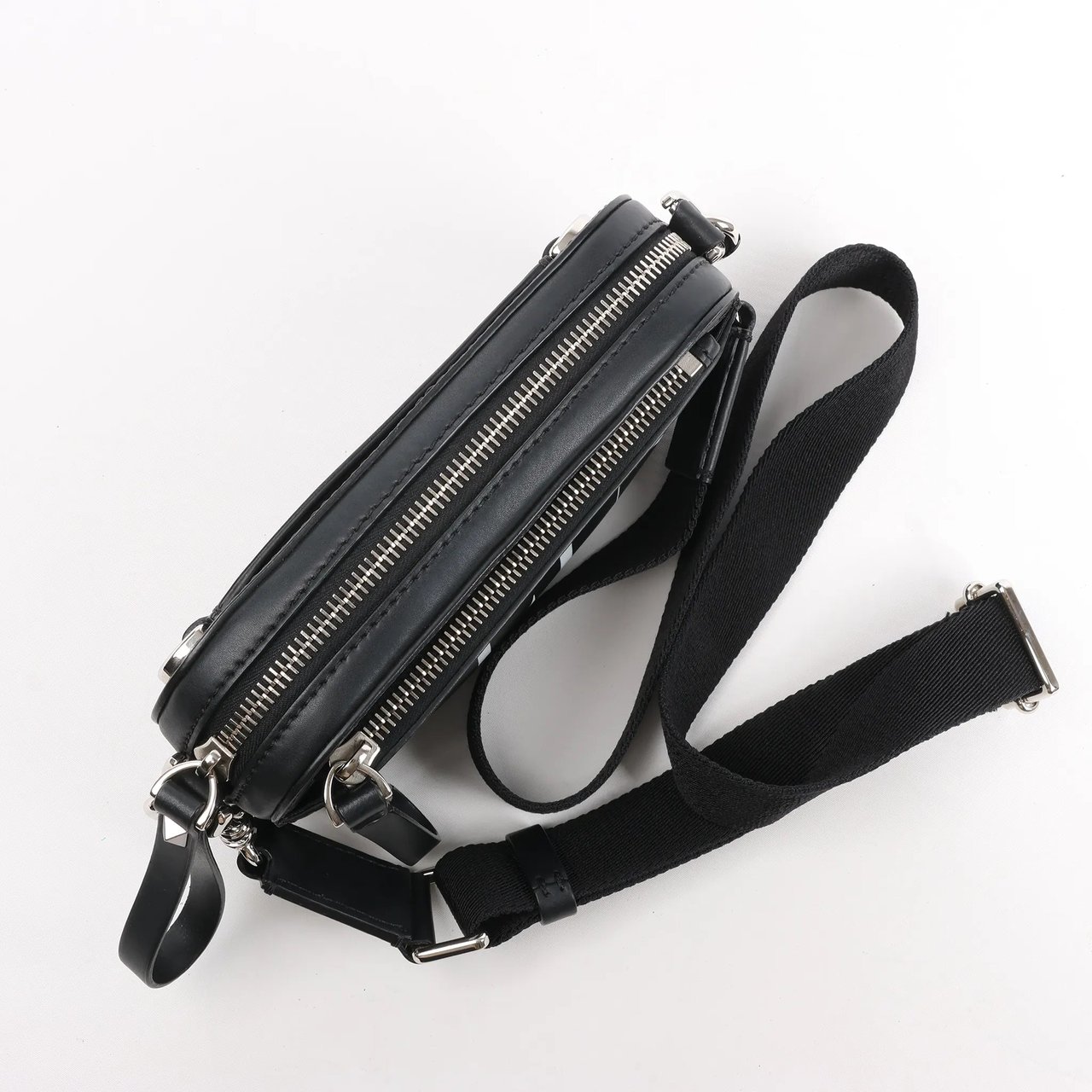 Valentino Garavani Valentino Garavani VLTN Leather Shoulder Bag in Black Zwart