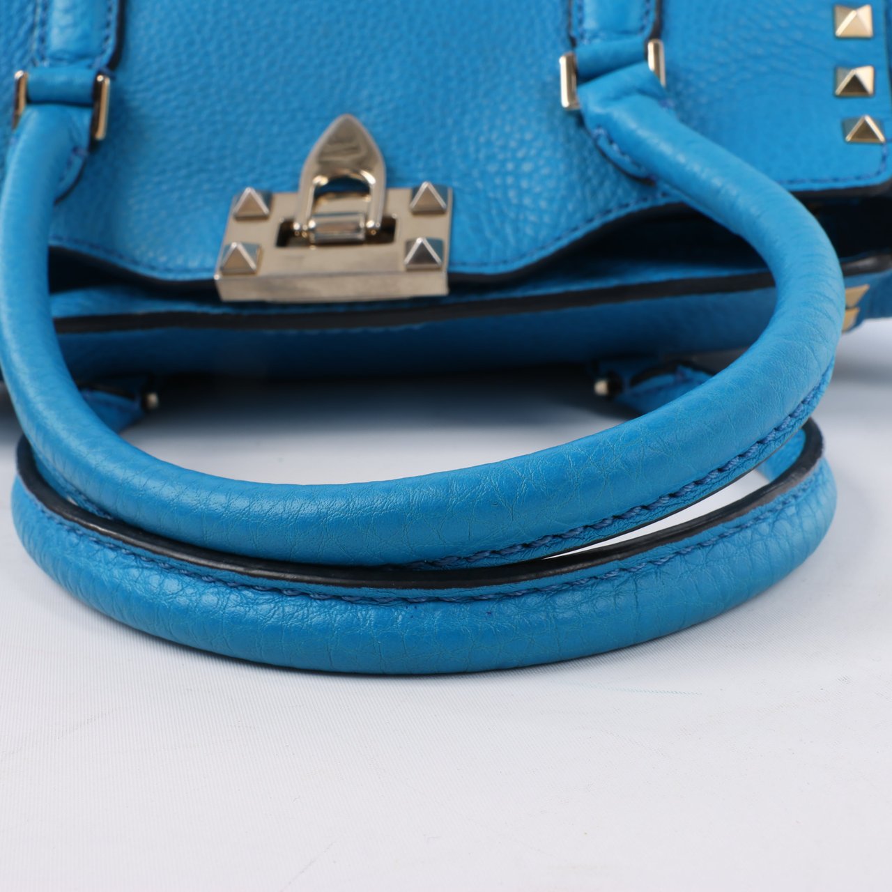 Valentino Garavani Valentino Garavani Rockstud Leather 2Way Handbag in Blue Blauw