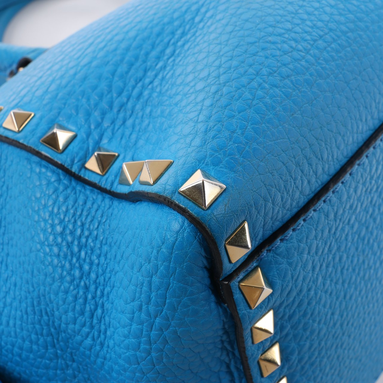 Valentino Garavani Valentino Garavani Rockstud Leather 2Way Handbag in Blue Blauw