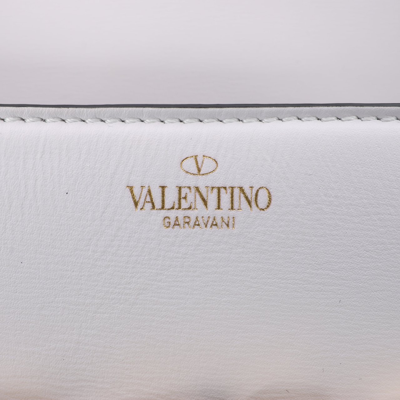 Valentino Garavani Valentino Garavani V logo Leather Shoulder bag in White Wit