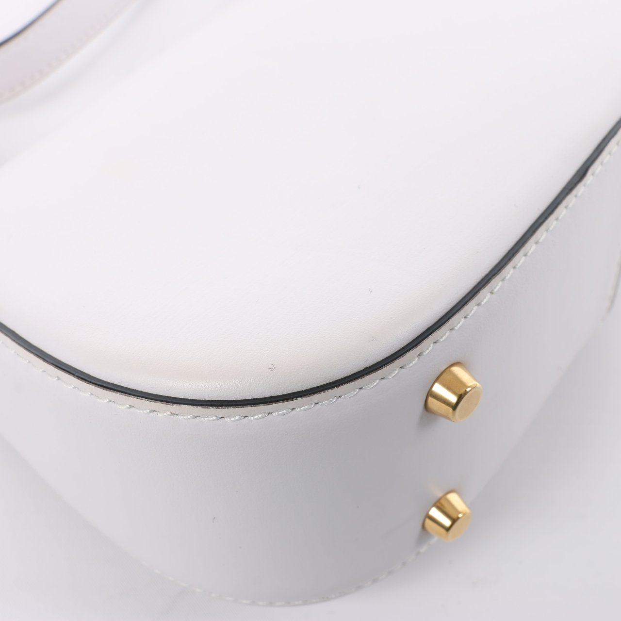 Valentino Garavani Valentino Garavani V logo Leather Shoulder bag in White Wit