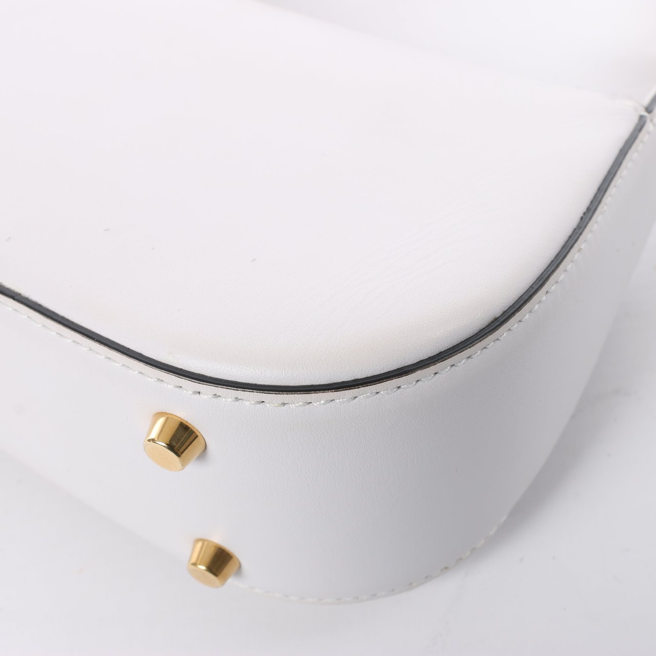 Valentino Garavani Valentino Garavani V logo Leather Shoulder bag in White Wit