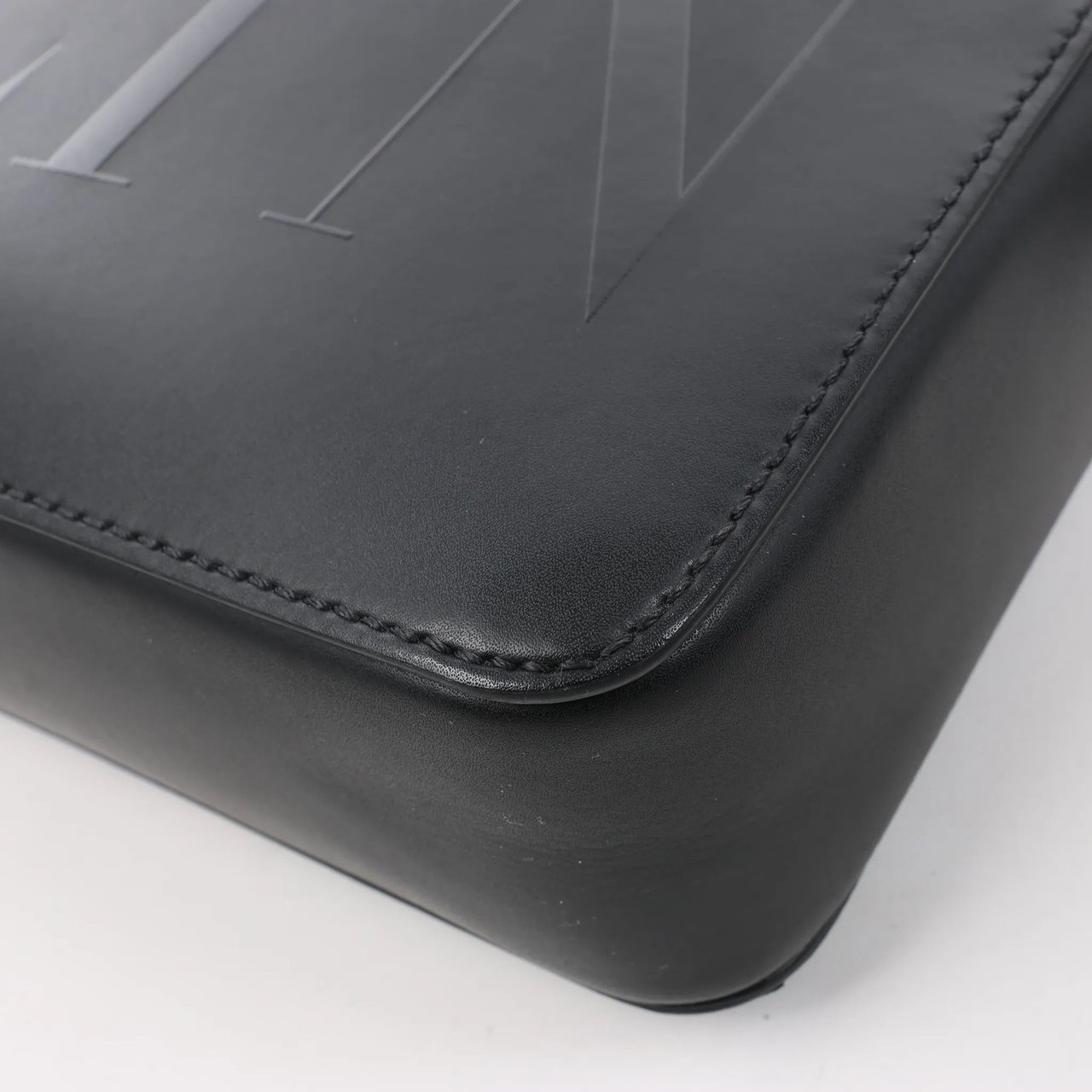 Valentino Garavani Valentino Garavani VLTN Leather Shoulder Bag in Black Zwart