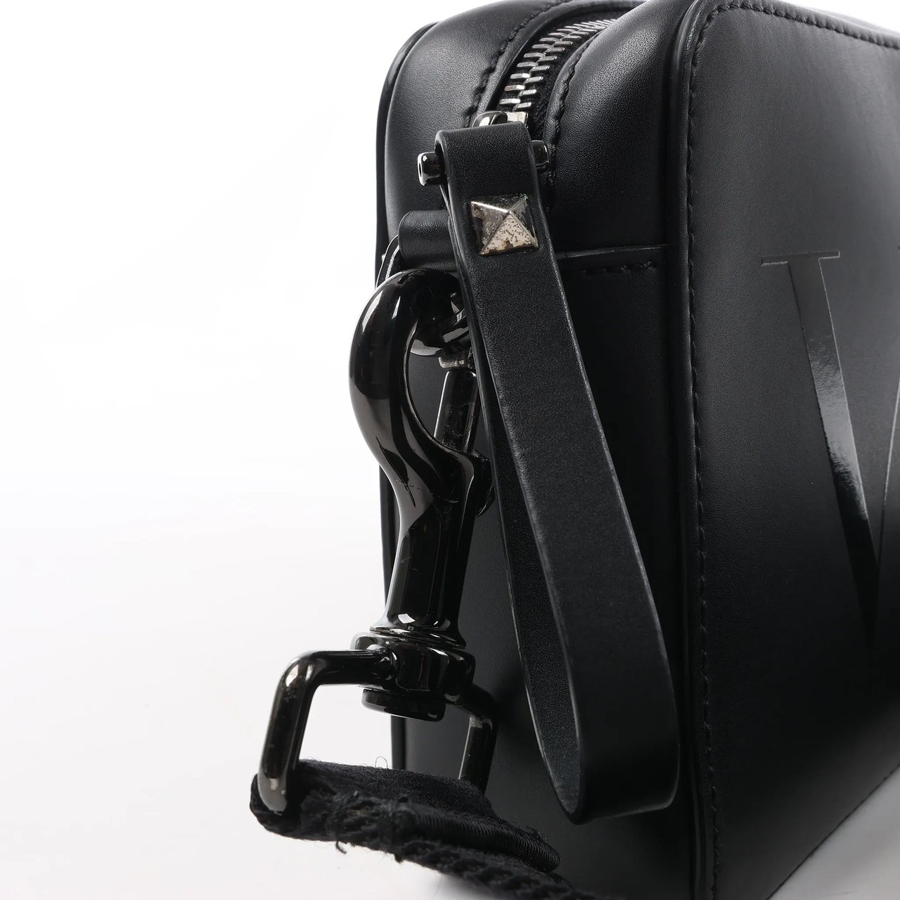 Valentino Garavani Valentino Garavani VLTN Leather Shoulder Bag in Black Zwart