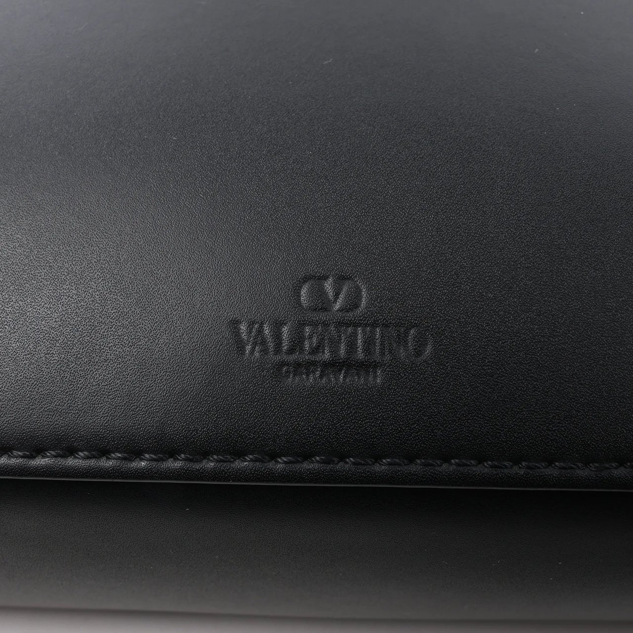 Valentino Garavani Valentino Garavani VLTN Leather Shoulder Bag in Black Zwart