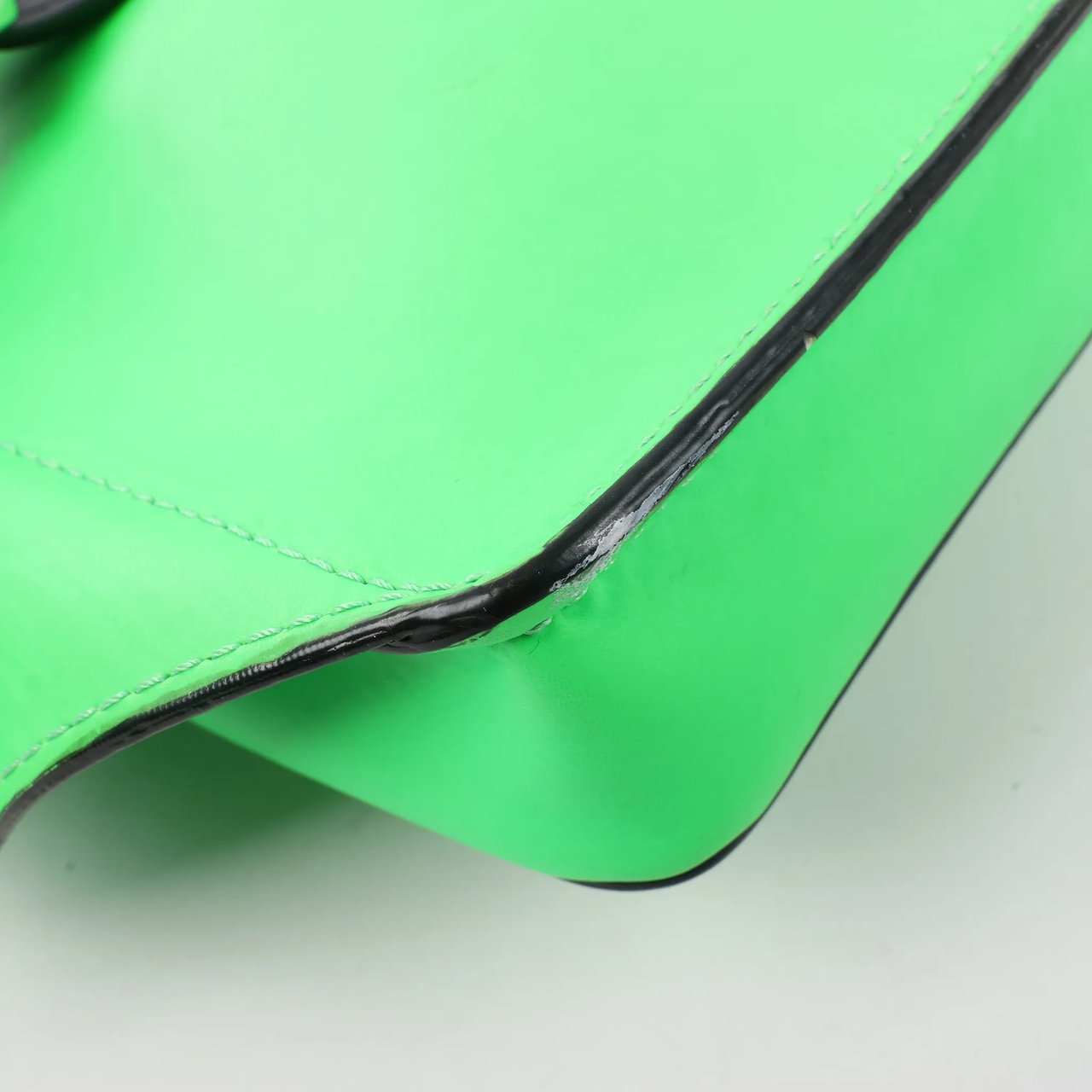 Valentino Garavani Valentino Garavani VLTN Leather Belt Bag in Green Groen