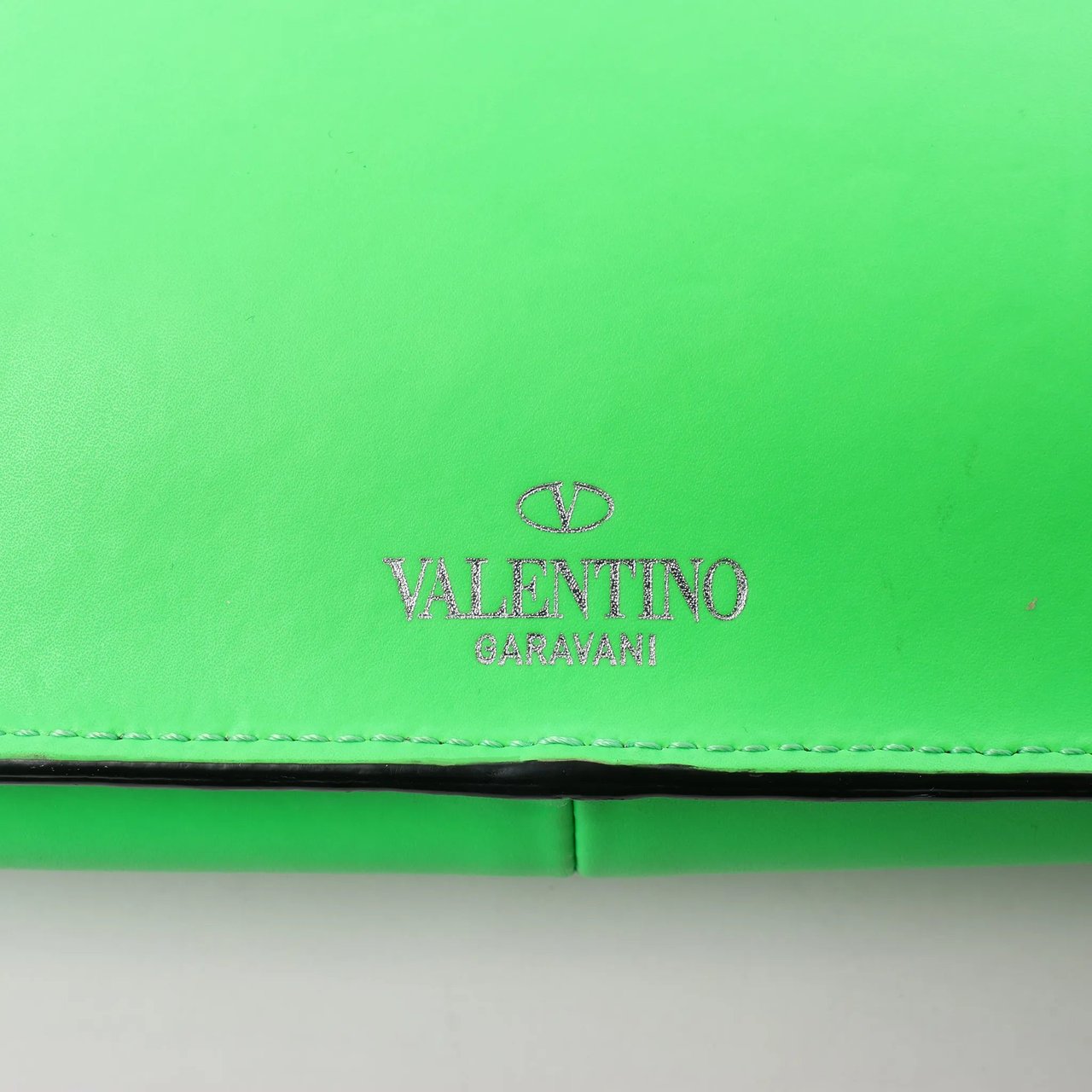 Valentino Garavani Valentino Garavani VLTN Leather Belt Bag in Green Groen