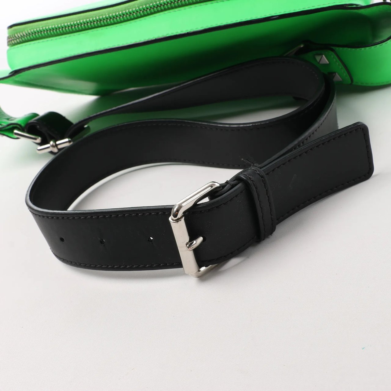 Valentino Garavani Valentino Garavani VLTN Leather Belt Bag in Green Groen