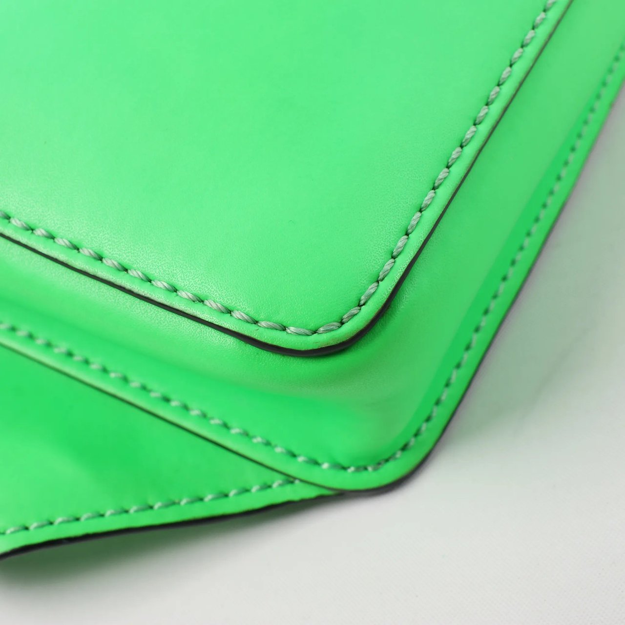 Valentino Garavani Valentino Garavani VLTN Leather Belt Bag in Green Groen