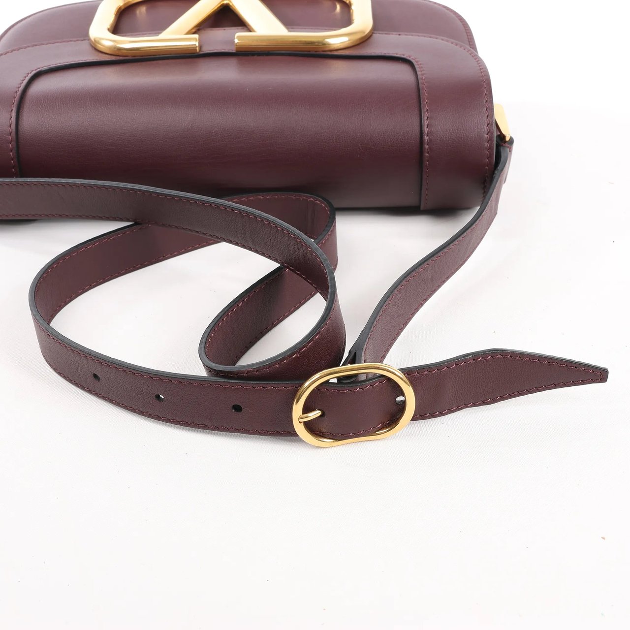 Valentino Garavani Valentino Garavani Supervee Leather Shoulder Strap in Burgundy Maroon