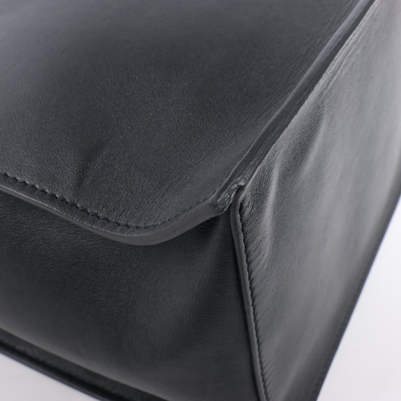 Valentino Garavani Valentino Garavani V Logo Leather 2Way Handbag in Black Zwart